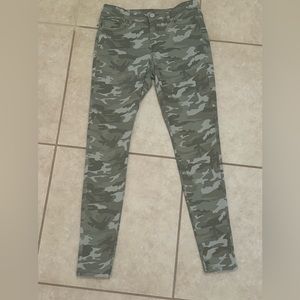 Like New SO Camo Low Rise Jeggings Size 7